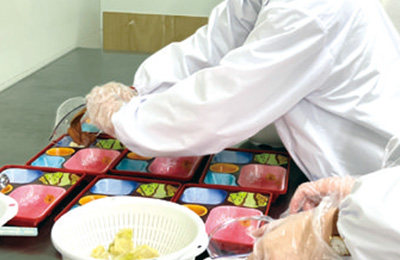 弁当盛り付け作業